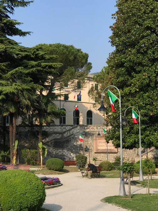 I giardini pubblici e la stazione FS di Vittorio Veneto imbandierati