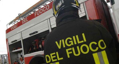 Il materasso brucia, lui muore per portarlo fuori di casa ...