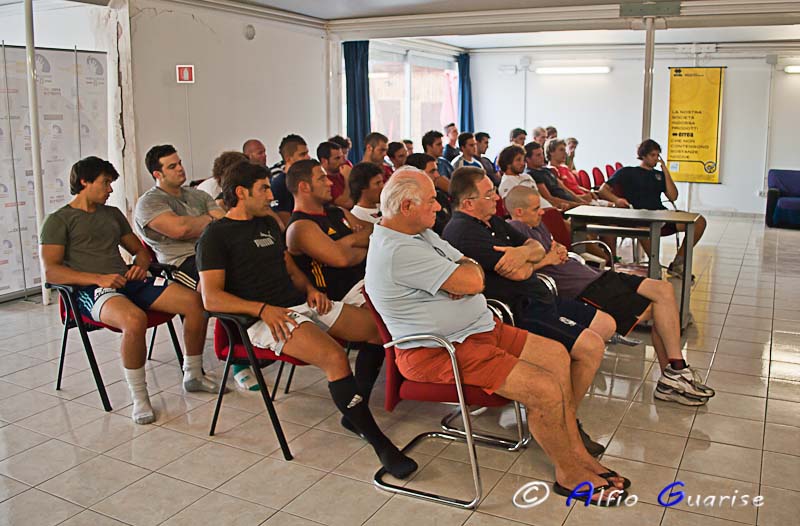 la squadra durante il breafing iniziale