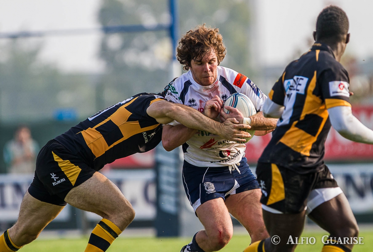 Enrico Ceccato nella morsa dei giocatori del Wasps