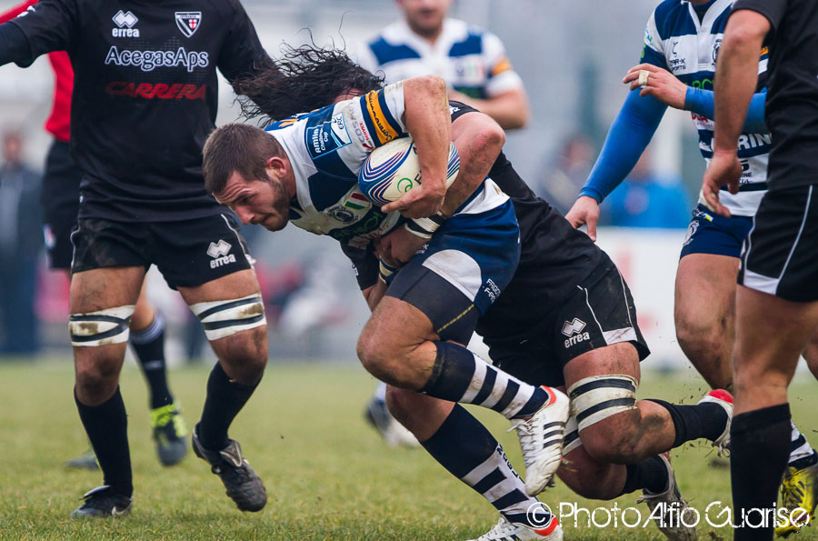 ornel gega placcato da un giocatore petrarchino