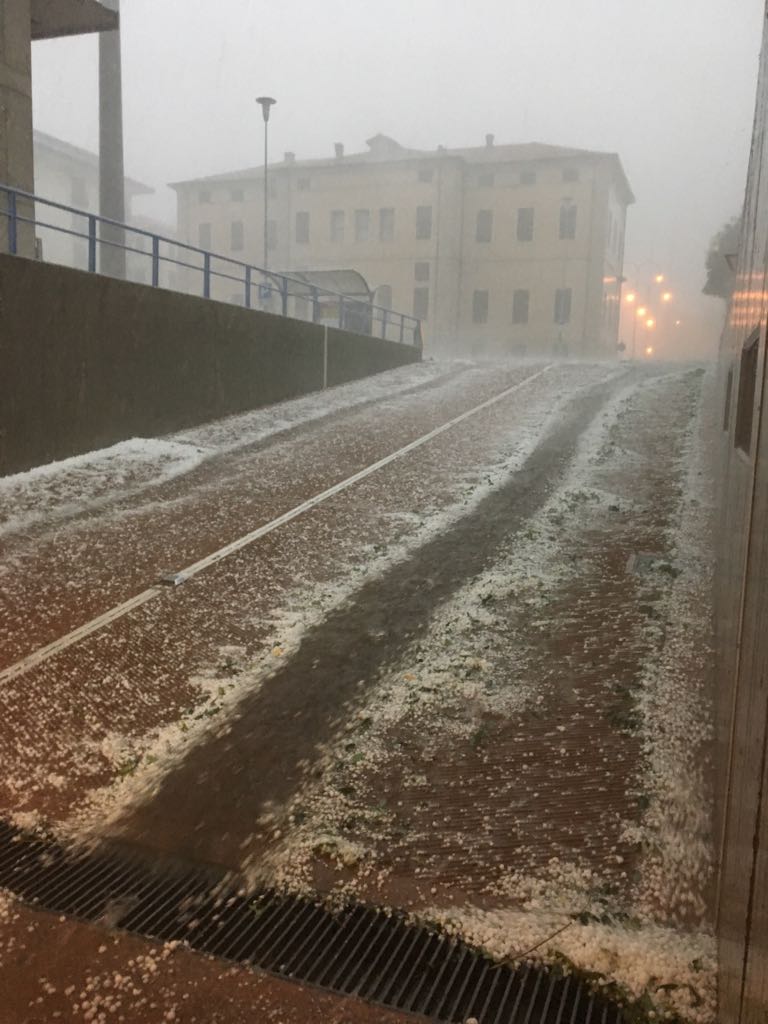 Violentissima Grandinata Su Vittorio Veneto Auto Distrutte Oggi Treviso News Il Quotidiano Con Le Notizie Di Treviso E Provincia Oggitreviso