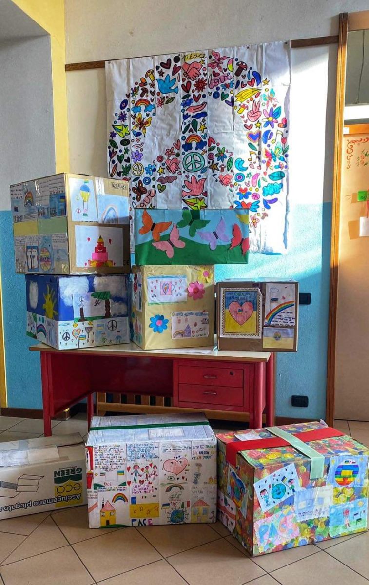Gli scatoloni di gioccatoli raccolti dai bambini della scuola primaria di Pederobba