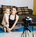 Mamme influencer, studio 'bimbi in 3 post su 4, la metà pubblicitari'.