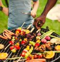 Barbecue di Ferragosto, grigliata protagonista 15 agosto: meglio carne o pesce?.