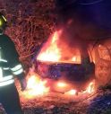 Porsche Cayenne in fiamme a Trevignano questa notte 