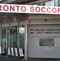 Getta figlia da primo piano, padre in ospedale 