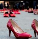 Conegliano, scarpe rosse nei negozi e sulla Scalinata degli Alpini contro la violenza sulle donne