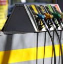 Gestore si dà fuoco, scoppio al distributore di benzina