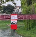 Motta, striscione con l'immagine di Falcone e Borsellino sul ponte pedonale