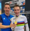 Diego Bragato (a sinistra) col campione del mondo Elia Viviani