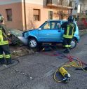 Auto contro ringhiera, probabile malore al volante