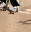 Con skateboard inveisce contro passanti, identificato 