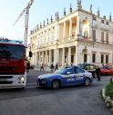 Incendio fuori dal Teatro Olimpico di Vicenza, fiamme spente 