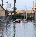 Bomba d'acqua in città: donna salva motociclista trascinato dalla piena - VIDEO