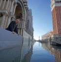 Venezia, barriere di vetro proteggono la Basilica di San Marco dall'acqua alta