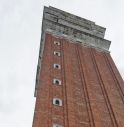 Cadono pezzi in cemento armato dal campanile di San Marco 