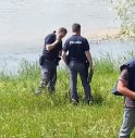 Scivola nel fiume e rimane intrappolato nel fango: lo salvano all'ultimo