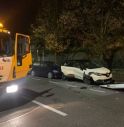 Causano un incidente dopo il furto, quattro in fuga ma uno lo prendono