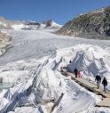 Su il più antico ghiacciaio delle Alpi teli bianchi anti fusione