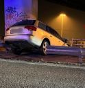 Auto sfonda guardrail e rimane in bilico sopra il cavalcavia