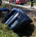 Cavaso, auto finisce nel fosso e prende fuoco: carabinieri salvano i passeggeri usando un estintore