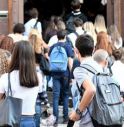 Studenti all'ingresso della scuola