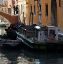 Nuova immersione dei gondolieri-sub nei canali di Venezia