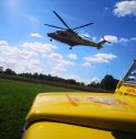 Borso, pilota di parapendio rimane sospeso su un albero