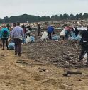 La piena riempie di plastica la spiaggia di Jesolo: 300 volontari la ripuliscono