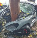 Porsche vola fuori strada e si accartoccia contro un albero: ragazzo gravissimo