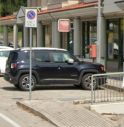 San Fior, auto finisce contro il portone di un condominio