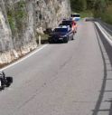 Motociclista muore dopo una tragica caduta lungo la strada