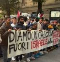 Corteo in centro a Udine, 'diamo un calcio all'apartheid' prima della gara della Nazionale