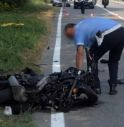 Si schianta contro l'auto, muore centauro: aveva 22 anni