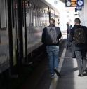 Catena da bici sulla linea dei treni, indagini in corso