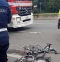 Ciclista travolto e ucciso da un camion