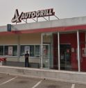 Attacco shock in autogrill: ferisce due agenti con un martello, la Polizia spara