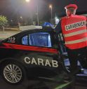 Sernaglia, esce di strada con l'auto, falcia dei cartelli, colpisce un  platano e finisce nel canale