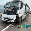 Schianto tra camion e auto in tangenziale: traffico in tilt