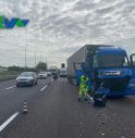 Incidente tra due camion e un furgone lungo l'autostrada