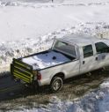 Bimba fermata alla guida di un pick-up: 