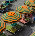 Fulmine si abbatte sulla spiaggia, quattro feriti, uno è grave