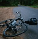 Asolo, ciclista urtato dal camion pirata finisce nel fosso