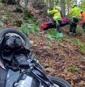 Sulla strada per il rifugio esce dalla carreggiata con la moto e cade per una trentina di metri