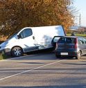 Paderno, auto contro furgone che per poco non finisce nel fossato