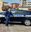 Il sindaco Durighetto con la nuova autovettura della Polizia Locale