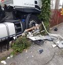 Malore alla guida, camion cisterna finisce nel cortile di una casa: allarme a Treviso