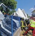 Montebelluna, furgone esce di strada e finisce contro la rete di ferro: ferito l'autista