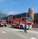 Conegliano, scoppia incendio nel grande magazzino - VIDEO